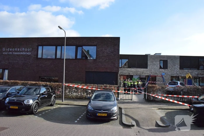 Auto belandt in zandbak op schoolplein
