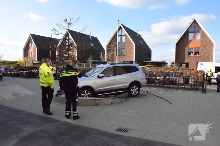 Auto belandt in zandbak op schoolplein