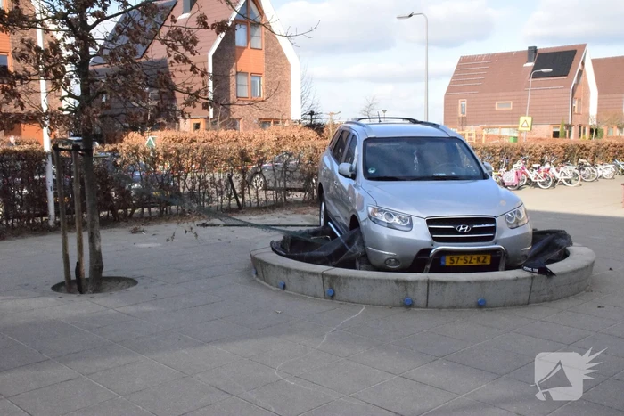 Auto belandt in zandbak op schoolplein