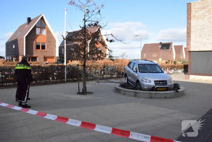 Auto belandt in zandbak op schoolplein
