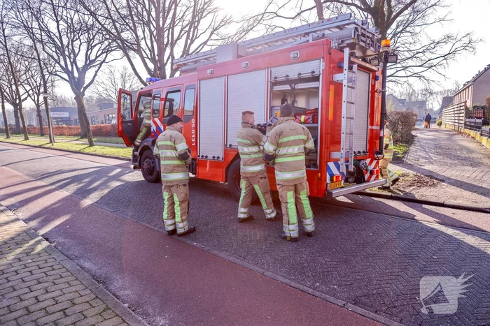 Meisje bekneld met been in doeltje op schoolplein