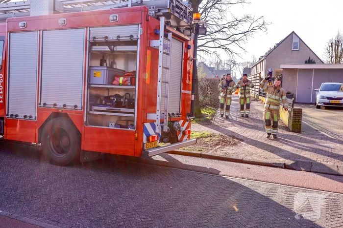 Meisje bekneld met been in doeltje op schoolplein