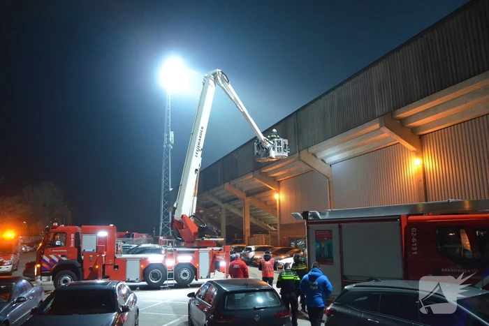 Brandweer controleert mogelijk brandje in Cambuur stadion