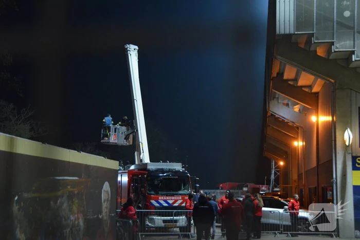 Brandweer controleert mogelijk brandje in Cambuur stadion