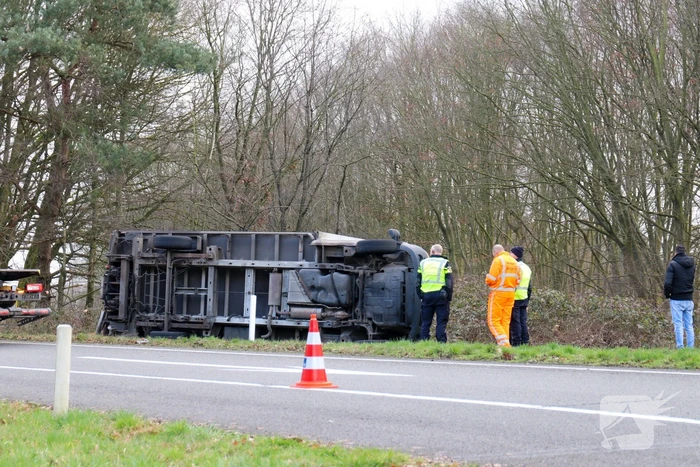 Vrachtwagen belandt op zijn kant op afrit