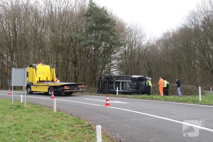Vrachtwagen belandt op zijn kant op afrit