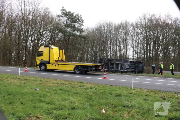 Vrachtwagen belandt op zijn kant op afrit