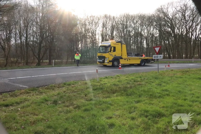 Vrachtwagen belandt op zijn kant op afrit