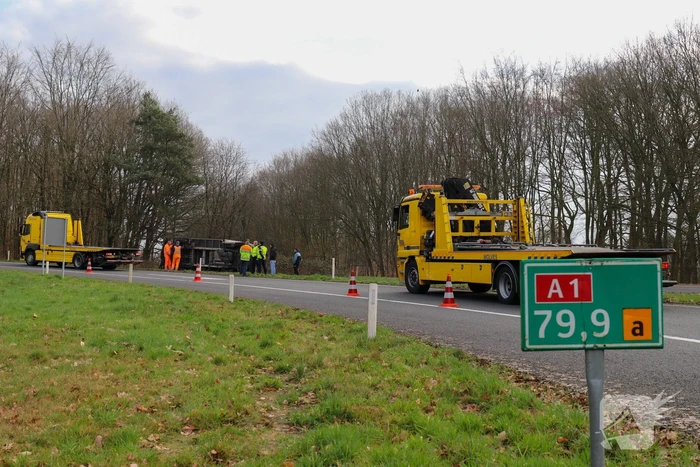 Vrachtwagen belandt op zijn kant op afrit