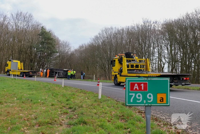 Vrachtwagen belandt op zijn kant op afrit