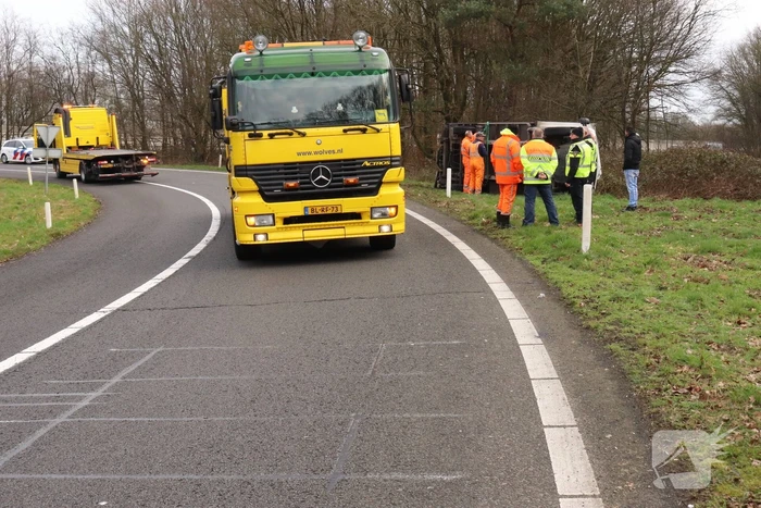 Vrachtwagen belandt op zijn kant op afrit