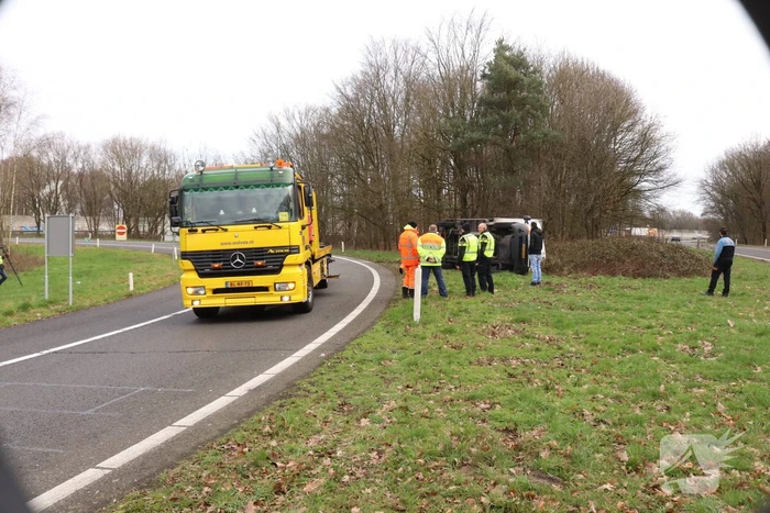Vrachtwagen belandt op zijn kant op afrit