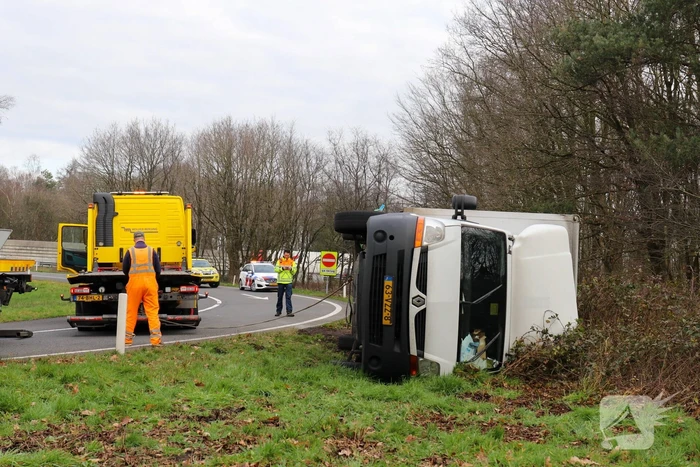Vrachtwagen belandt op zijn kant op afrit