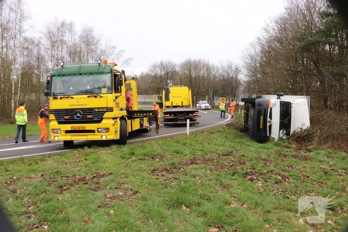 Vrachtwagen belandt op zijn kant op afrit