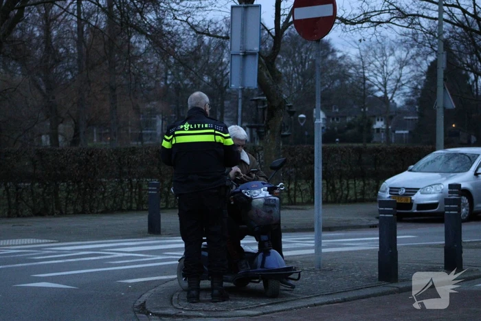 Scootmobiel aangereden door personenauto