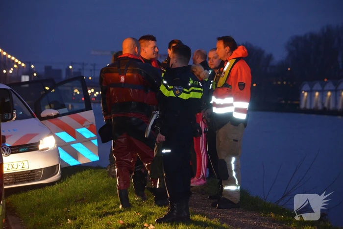 Persoon te water geraakt in kanaal
