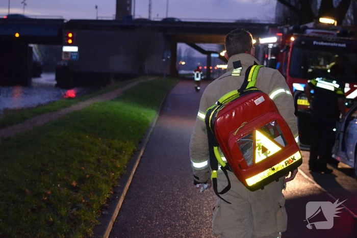 Persoon te water geraakt in kanaal