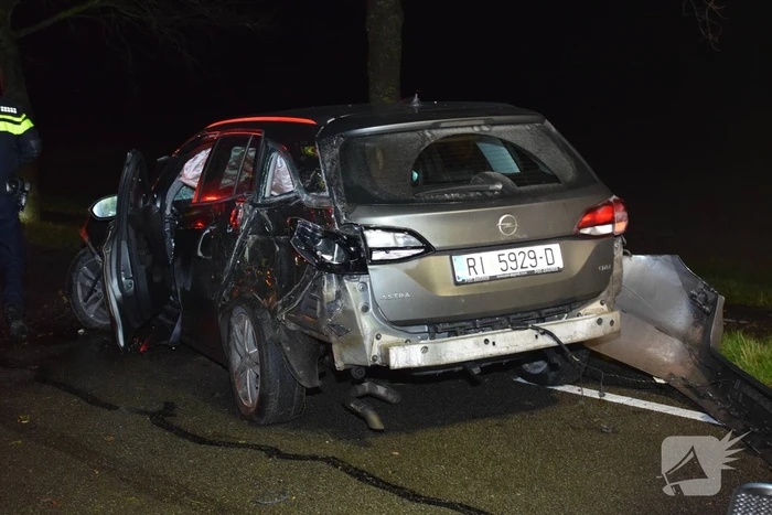 Auto total loss na eenzijdige botsing op boom