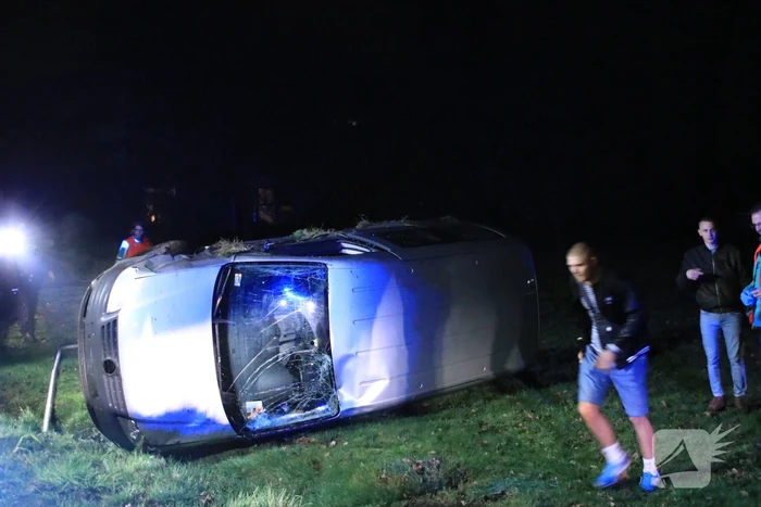 Bestelbus vliegt uit de bocht en belandt op zijkant, twee aanhoudingen