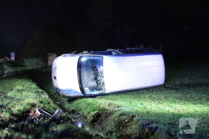 Bestelbus vliegt uit de bocht en belandt op zijkant, twee aanhoudingen