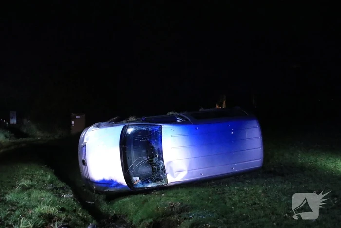 Bestelbus vliegt uit de bocht en belandt op zijkant, twee aanhoudingen