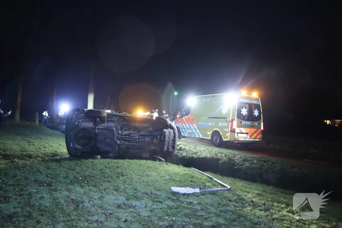 Bestelbus vliegt uit de bocht en belandt op zijkant, twee aanhoudingen