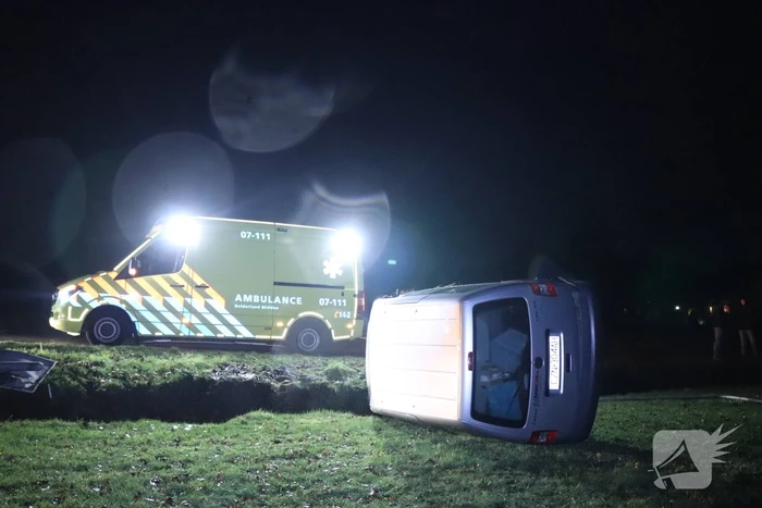 Bestelbus vliegt uit de bocht en belandt op zijkant, twee aanhoudingen