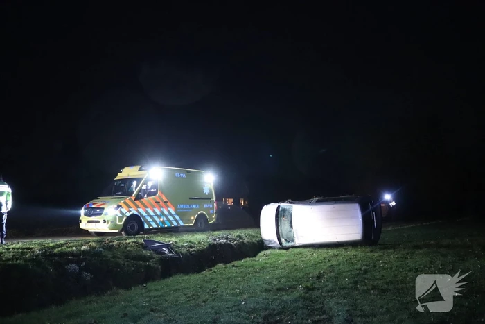 Bestelbus vliegt uit de bocht en belandt op zijkant, twee aanhoudingen