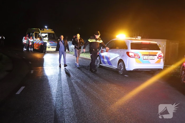 Bestelbus vliegt uit de bocht en belandt op zijkant, twee aanhoudingen