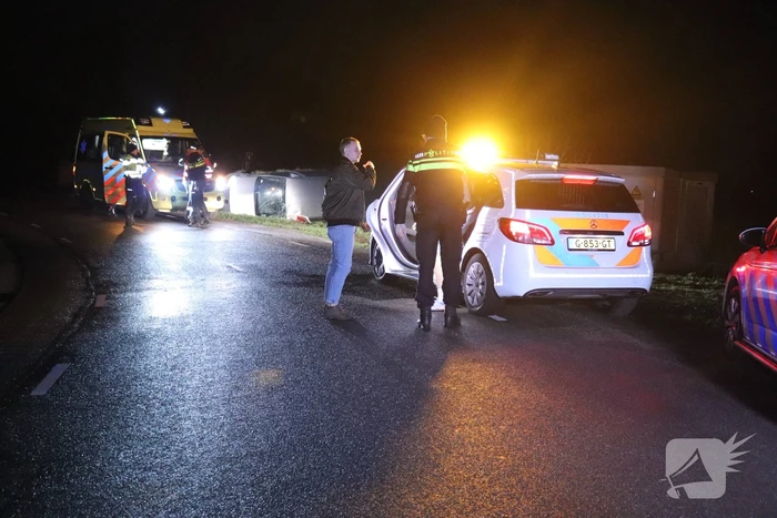 Bestelbus vliegt uit de bocht en belandt op zijkant, twee aanhoudingen