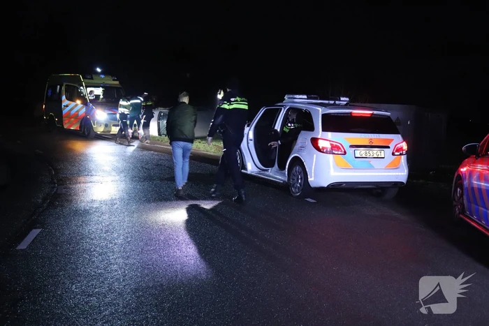 Bestelbus vliegt uit de bocht en belandt op zijkant, twee aanhoudingen
