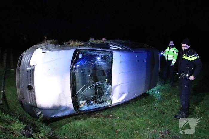 Bestelbus vliegt uit de bocht en belandt op zijkant, twee aanhoudingen