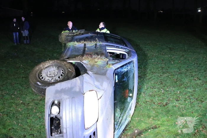 Bestelbus vliegt uit de bocht en belandt op zijkant, twee aanhoudingen