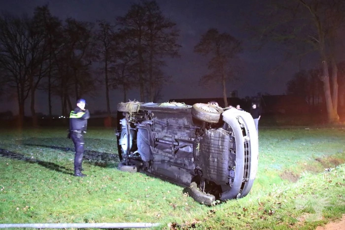 Bestelbus vliegt uit de bocht en belandt op zijkant, twee aanhoudingen