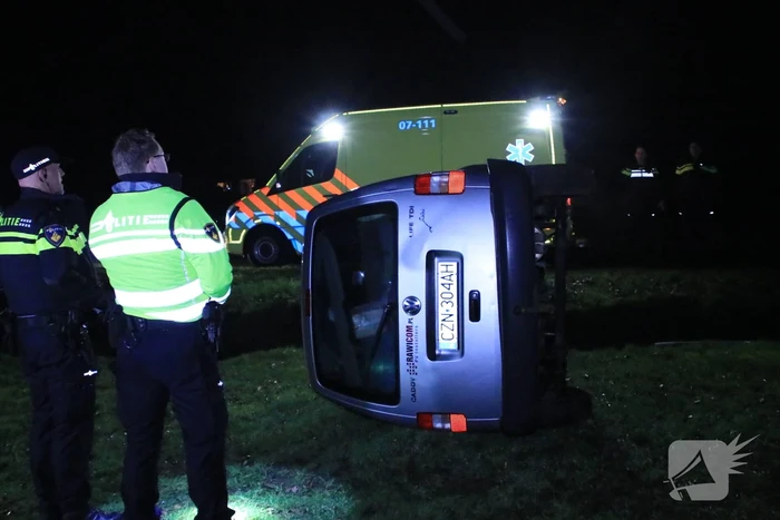 Bestelbus vliegt uit de bocht en belandt op zijkant, twee aanhoudingen