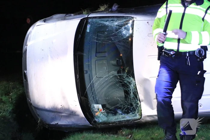 Bestelbus vliegt uit de bocht en belandt op zijkant, twee aanhoudingen