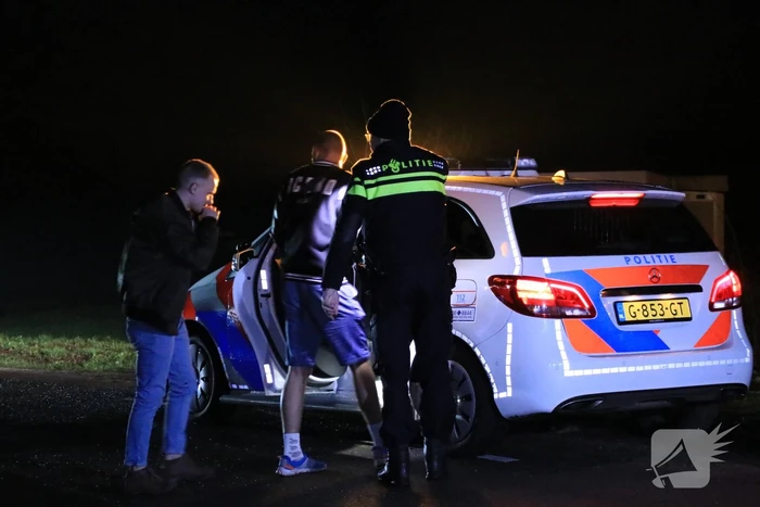 Bestelbus vliegt uit de bocht en belandt op zijkant, twee aanhoudingen