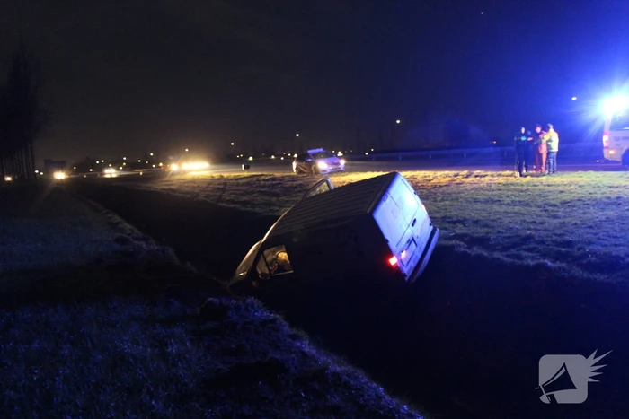 Bestelbusje beland in sloot