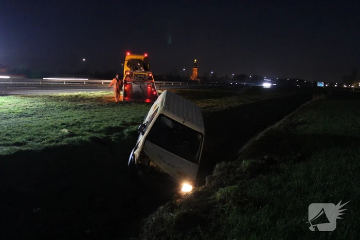 Bestelbusje beland in sloot