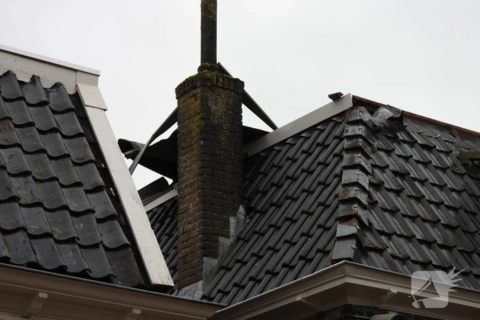 Stuk dak van woning gewaaid