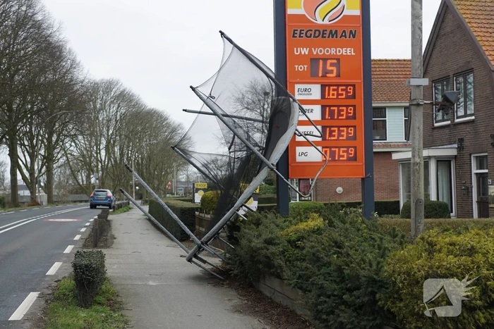 Trampoline waait de weg over