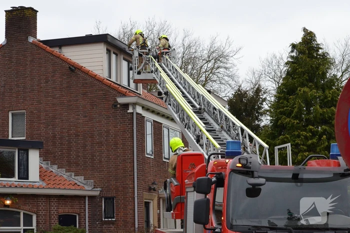 Brandweer zet dakrand vweer vast