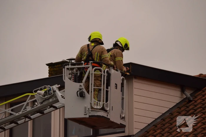 Brandweer zet dakrand vweer vast