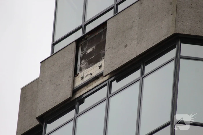 Harde wind rukt betonnen gevelpaneel los