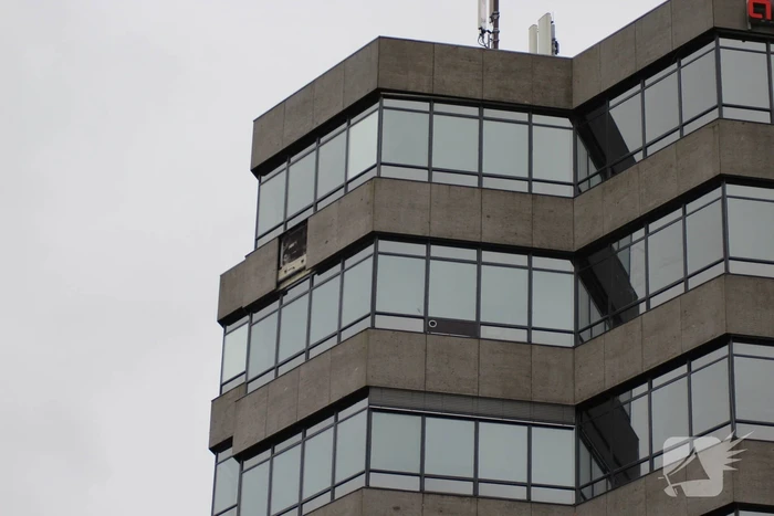 Harde wind rukt betonnen gevelpaneel los