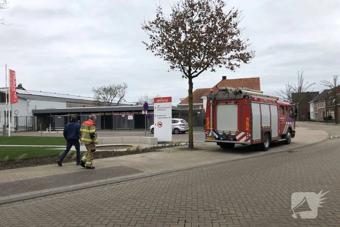 Harde wind rukt betonnen gevelpaneel los