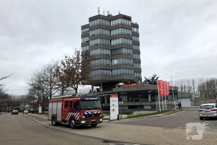 Harde wind rukt betonnen gevelpaneel los