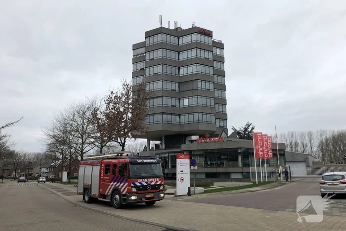 Harde wind rukt betonnen gevelpaneel los