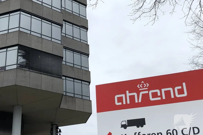 Harde wind rukt betonnen gevelpaneel los
