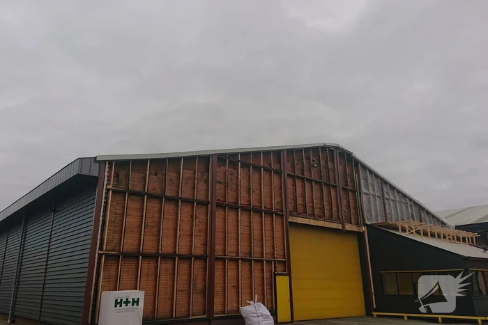 Dak van loods dreigt weg te waaien